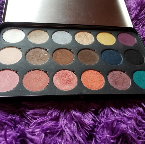 Eyeshadow palette - Picture 2 of 3